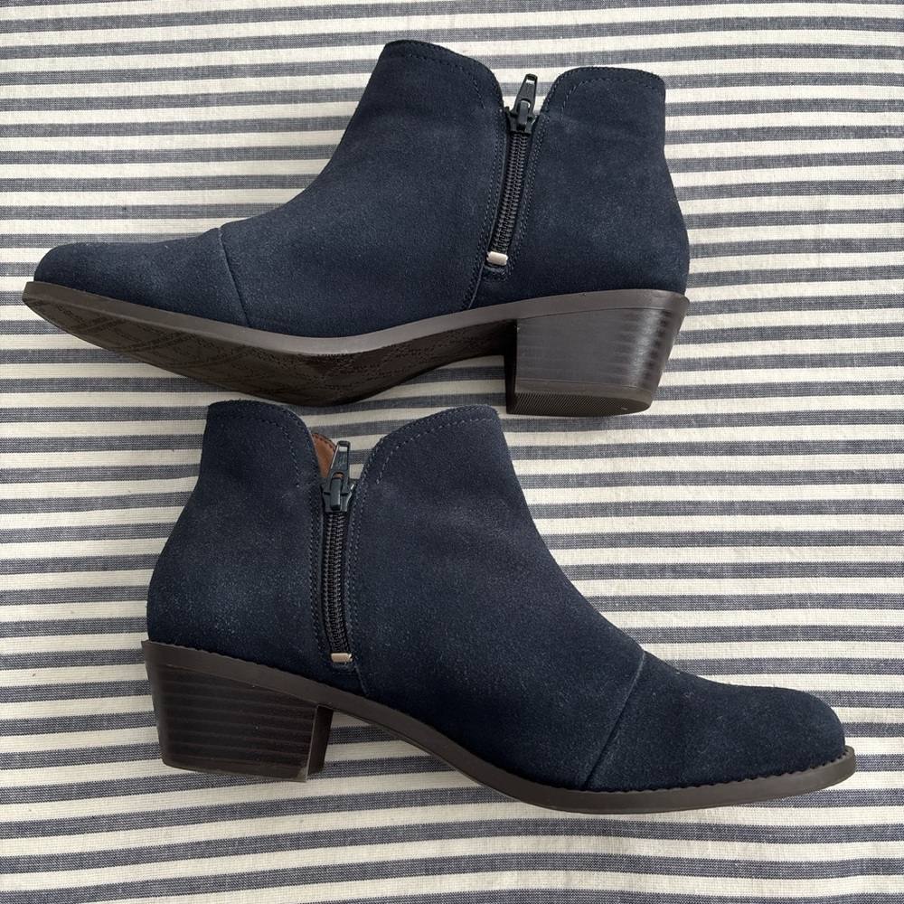 Vionic Navy Suede Ankle Booties with Side Zippers; Size 8